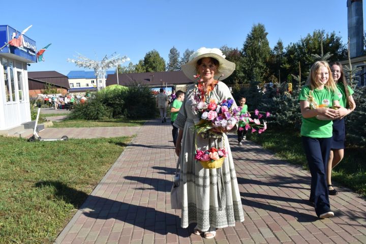 Аксубай пенсионеркасы чәчәкләр ясый