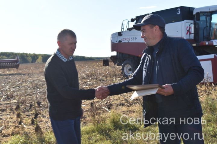 Аксубаевские комбайнеры удостоились Почетных грамот руководства района и премий