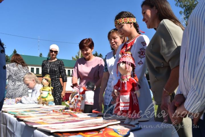 Педагогларның август конференциясе узган көнне мәктәптән тыш эшләр үзәге күргәзмәсе аеруча кызыксыну уятты