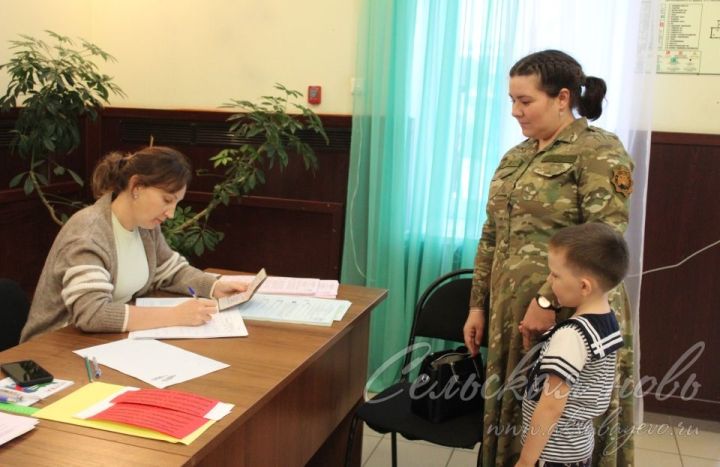 На избирательном участке в Аксубаеве проголосовала военная медсестра