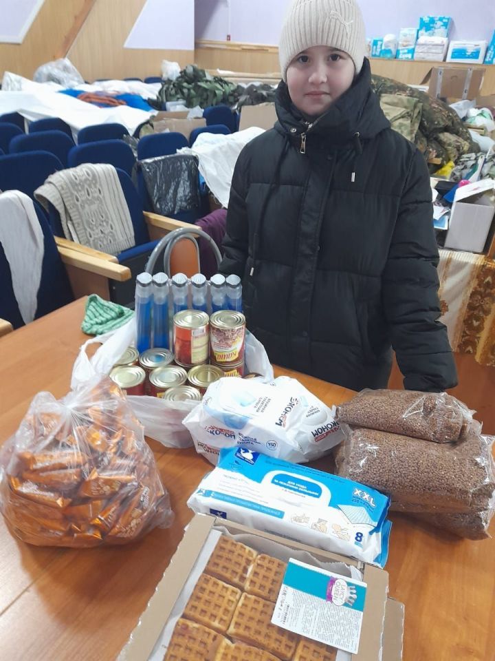 Карасу мәктәбе укучысы махсус хәрби операция зонасына җибәрү өчен посылка җыйган