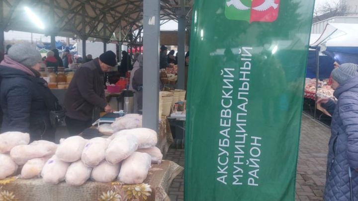 Аксубайлылар казанлыларны авыл хуҗалыгы продукциясе һәм җырлары белән сөендерделәр