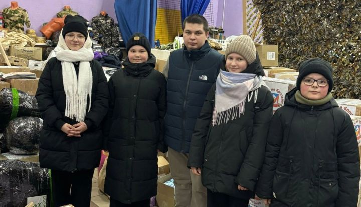 Аксубай мәктәбенең алтынчы сыйныф укучылары ата-аналары белән махсус операция зонасына җибәрү өчен посылкалар җыйдылар