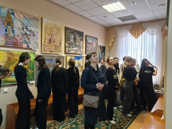 В Аксубаевском краеведческом музее открылась художественная выставка «Древняя Казань»