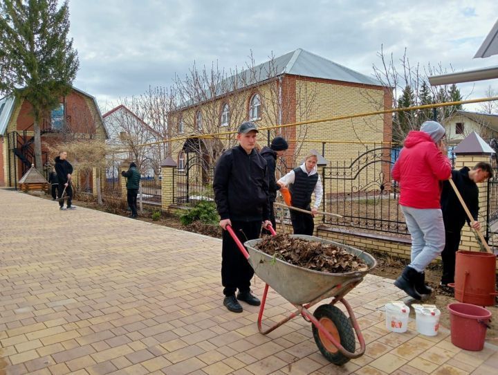 Аксубай техникумы студентлары район үзәгендә тәртип урнаштырдылар