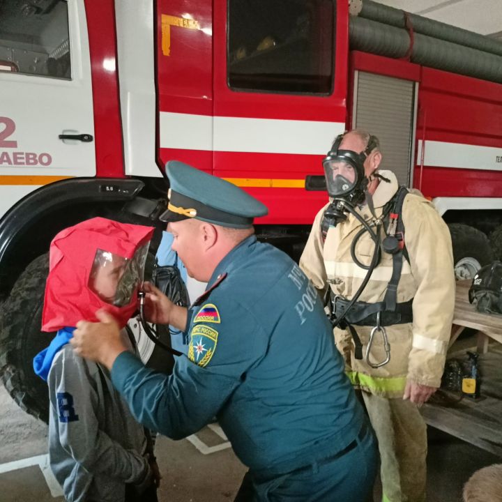 Аксубай укучылары янгын сүндерүче һөнәре белән таныштылар