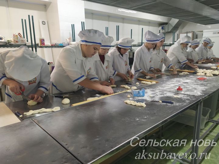 Аксубай техникумы студентлары мәктәп укучыларын кулинария сәнгатенә өйрәттеләр