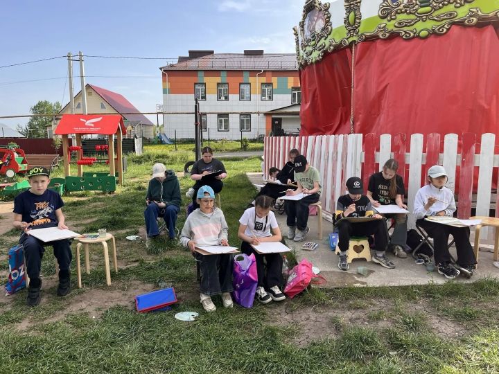 Школа искусств представила выставку на общественных пространствах Аксубаева