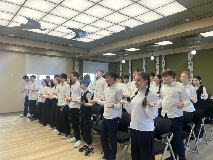 Укучыларыбыз өчен яңа мөмкинлекләр: Аксубайның 1 нче мәктәбендә «Мәгънәләр юлбашчылары» белән очрашу узды