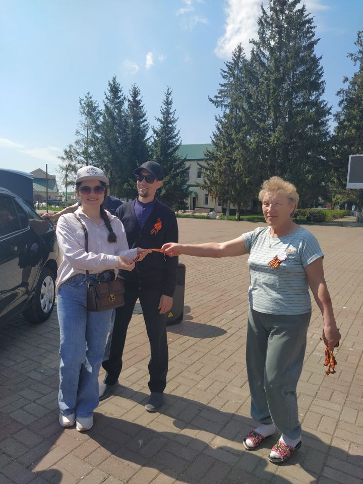 Аксубай үзәгендә волонтерлар георгий тасмалары өләштеләр