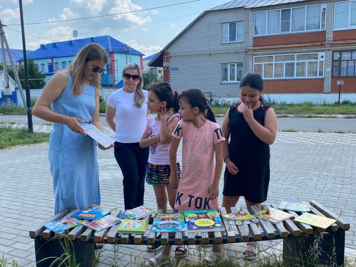 В Аксубаеве организовали летнюю книжную скамейку