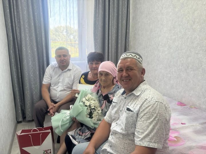 Аксубай ветераны балалары, оныклары һәм оныкчыклары белән бәхетле